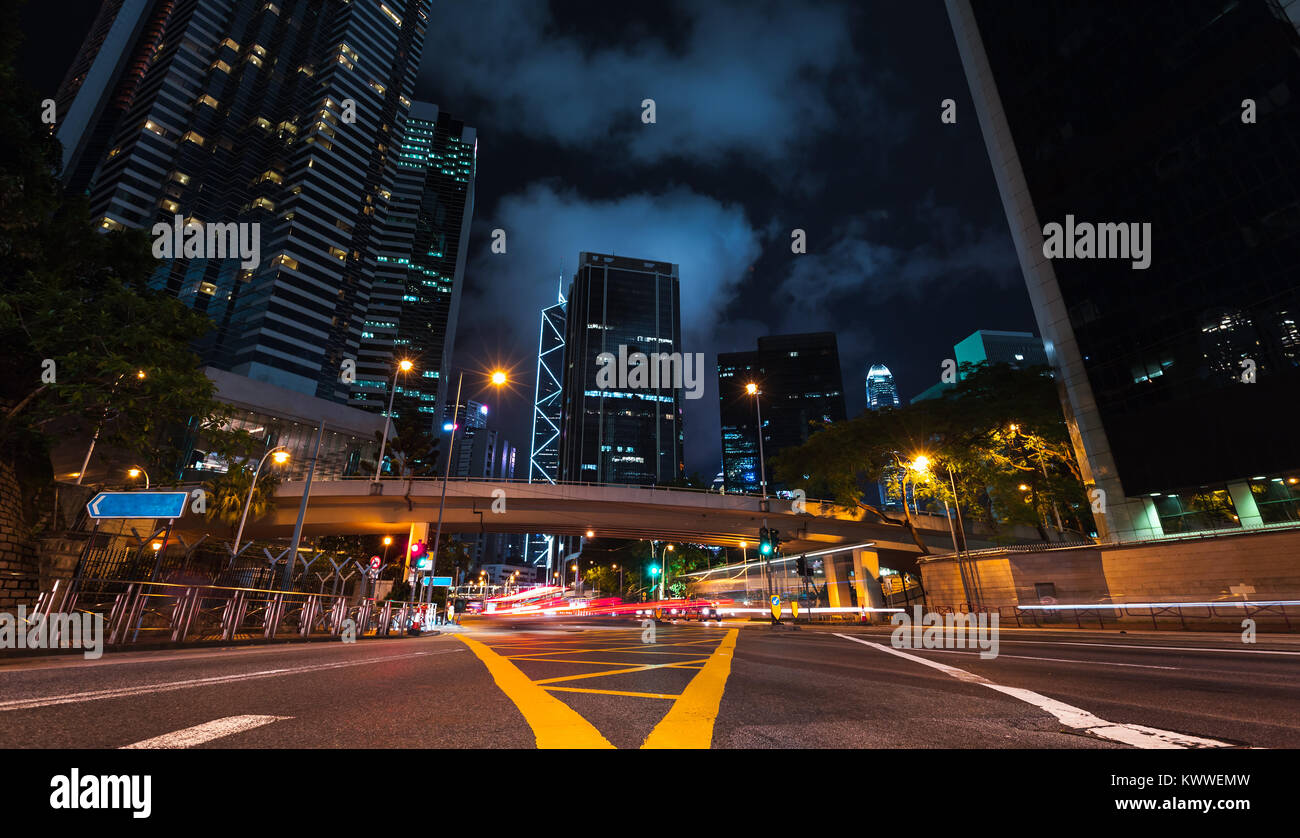 Notte cityscape, strada di Hong Kong city con sfocate Luci auto Foto Stock