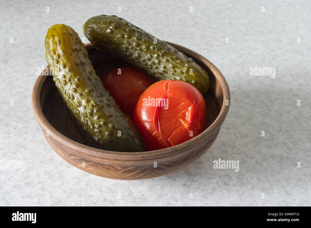 Ukrainian antipasto tradizionale - sour cetrioli e pomodori in terracotta Foto Stock