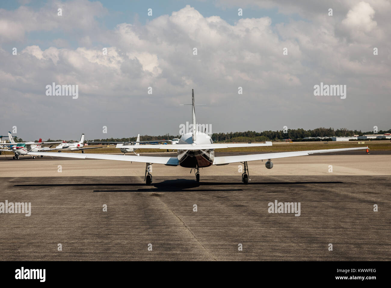 Piccolo privato a pistone singolo aeromobile sulla pista di aeroporto. Piccolo piano sportivo scorre sulla pista in una giornata di sole in Fort Myers, Florida Foto Stock