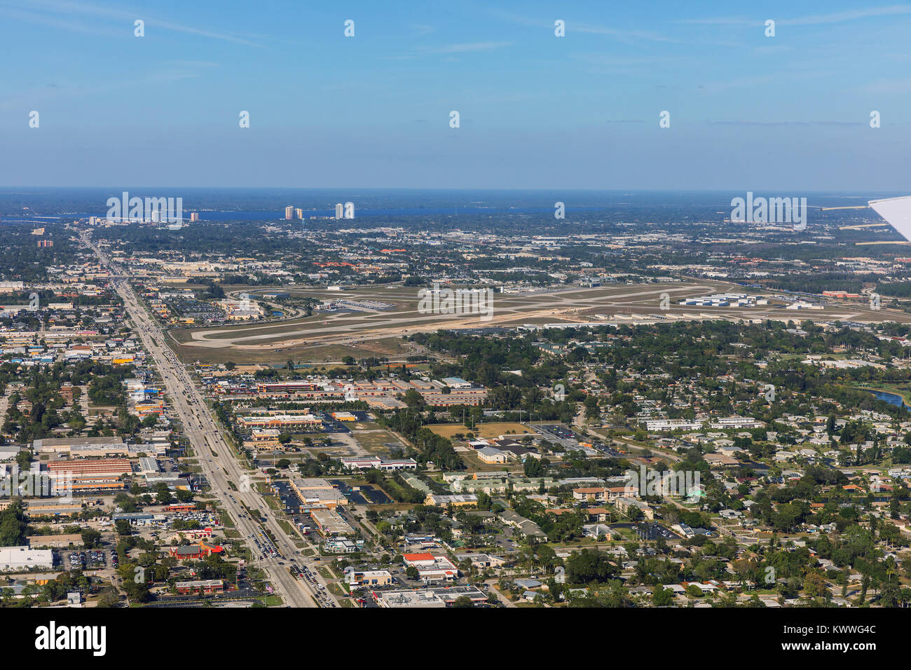 Vista aerea della città di Cape Coral, Florida. Architettura tipica della Florida del Sud. Grandi case costruite sulle sponde di canali, canali in mare. Foto Stock