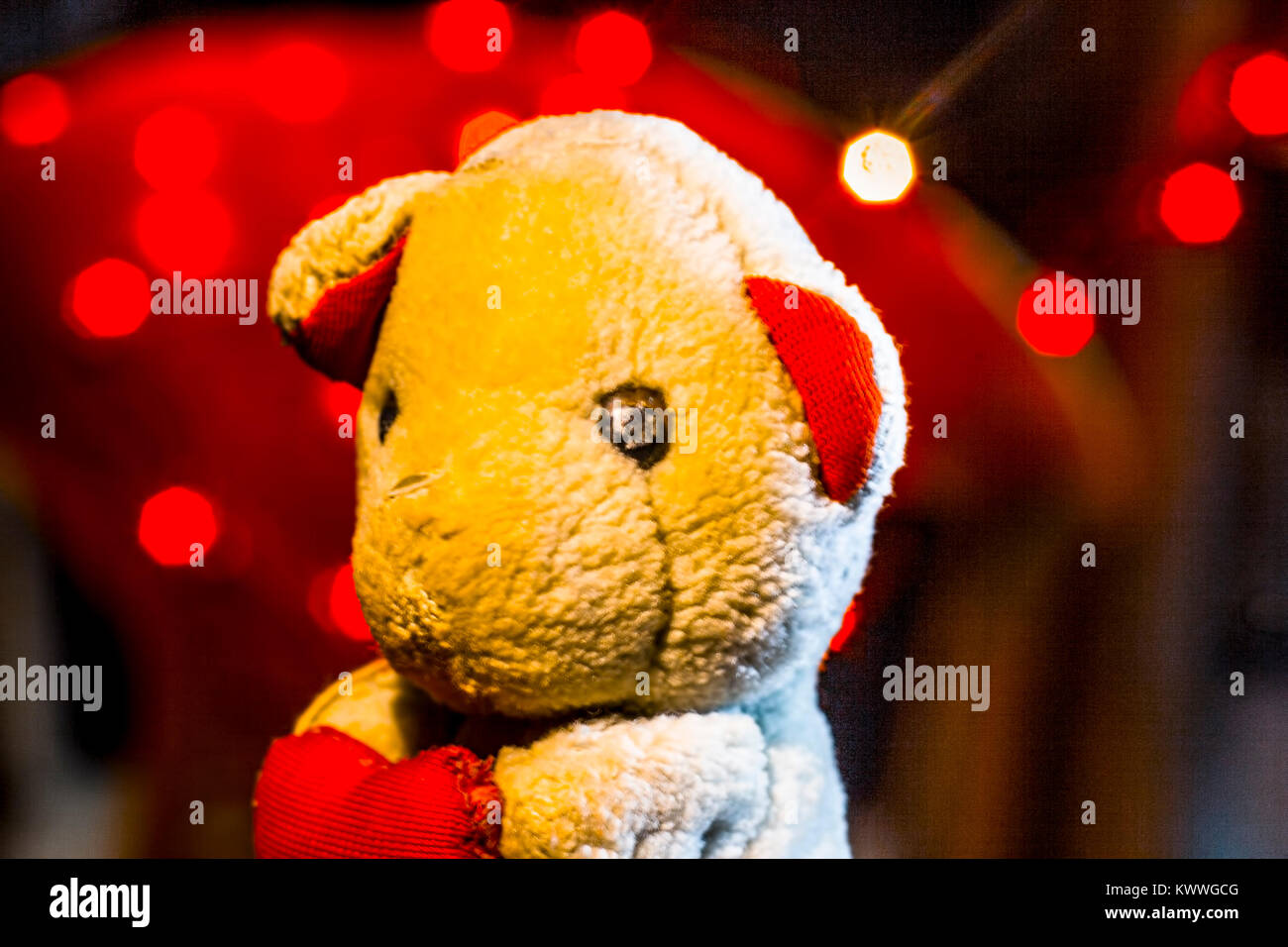 Close up di un giocattolo di roba per il regalo di Natale in sfondo rosso. Foto Stock