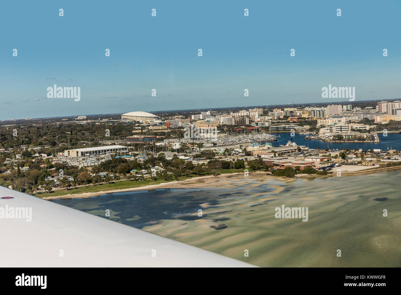 Vista aerea del centro cittadino di San Pietroburgo, Florida. L'atterraggio all' aeroporto di San Pietroburgo Foto Stock