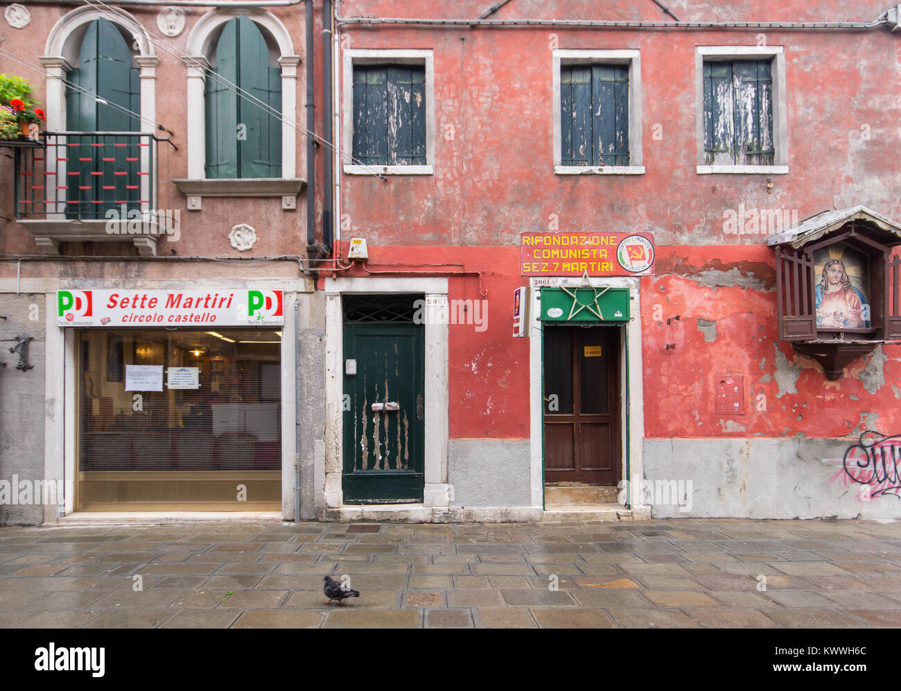 PD Partito Democratico e il Partito Comunista Italiano uffici fianco a fianco con un effigi con una pittura votiva di Gesù Cristo e nel centro di Venezia, Italia Foto Stock