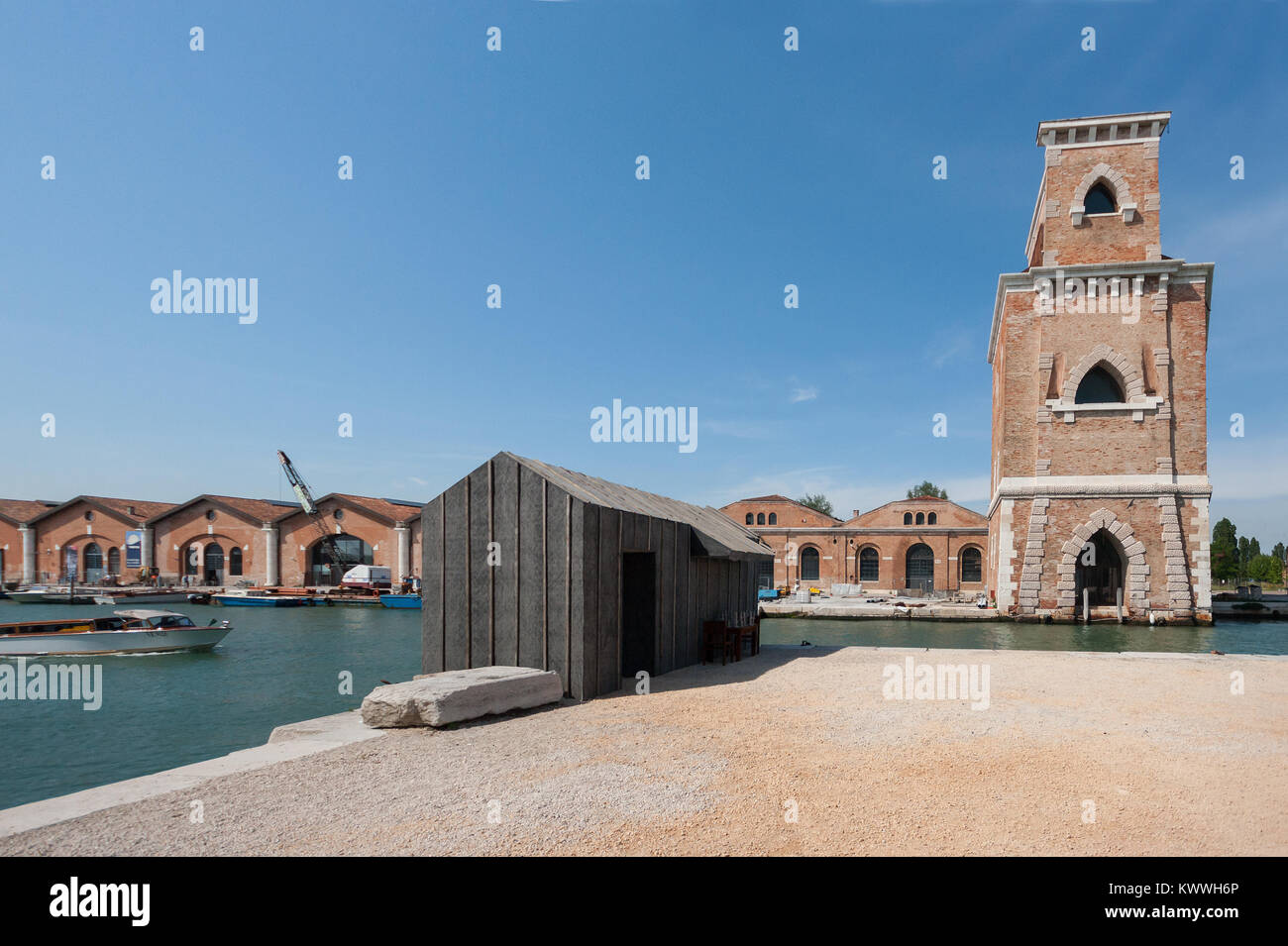 Vista panoramica dell'Arsenale Veneziano, Arsenale di Venezia, sede della Biennale di Venezia, con la Torre di Porta Nuova torre storica sulla destra Foto Stock