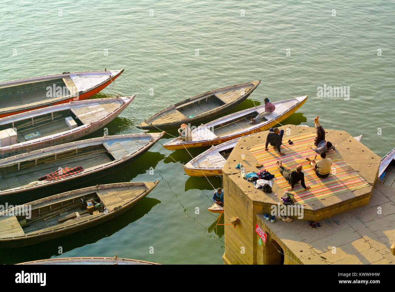 Varanasi, Uttar Pradesh, India, pellegrini indiani al mattino accanto al fiume Ganges Foto Stock