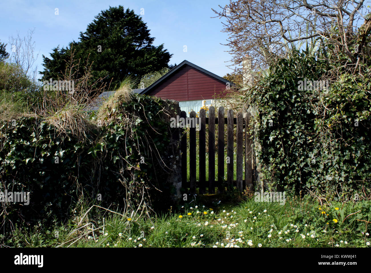 Vecchia casa con cancello di legno Foto Stock