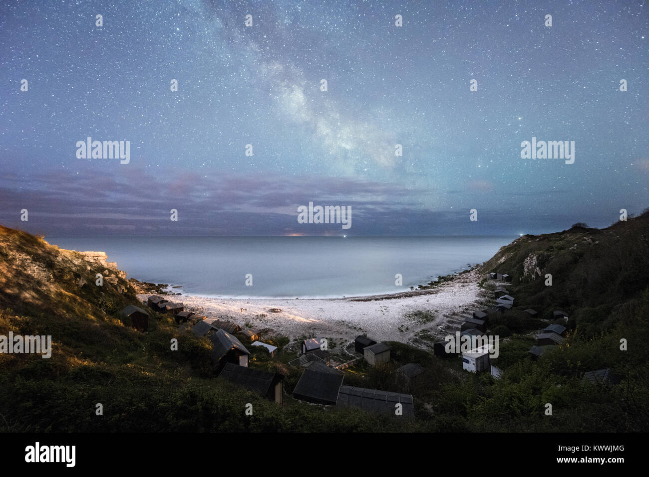Chiesa Ope Cove e la sua spiaggia di capanne sotto il cielo di notte e la Via Lattea sulla isola di Portland Dorset Foto Stock