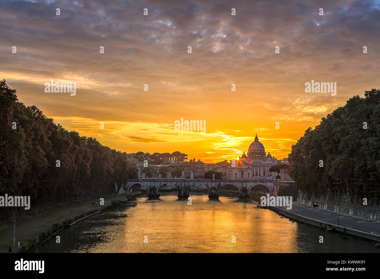 Splendido fiume a Roma Italia con vista pietra Vintage il ponte di Arco con la Basilica di San Pietro. Acquisizione durante il tramonto Foto Stock