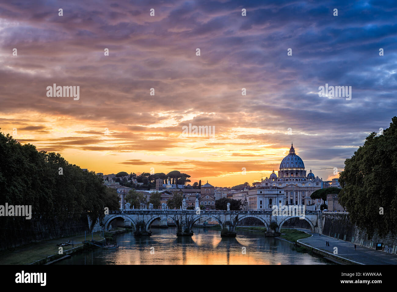 Splendido fiume a Roma Italia con vista pietra Vintage il ponte di Arco con la Basilica di San Pietro. Acquisizione durante il tramonto Foto Stock