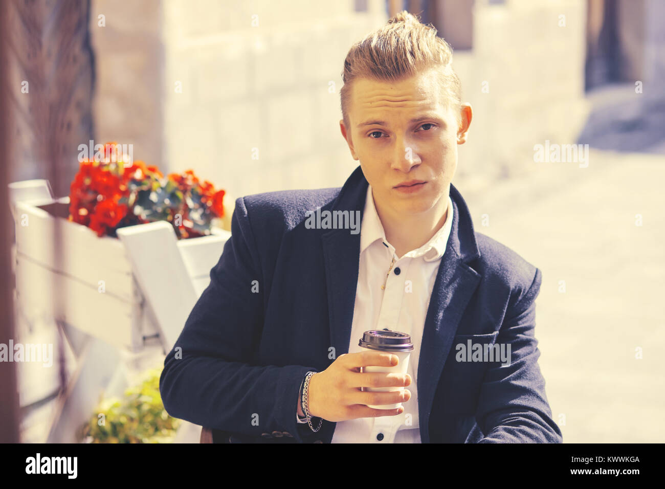 Uomo di bere una tazza di caffè Foto Stock