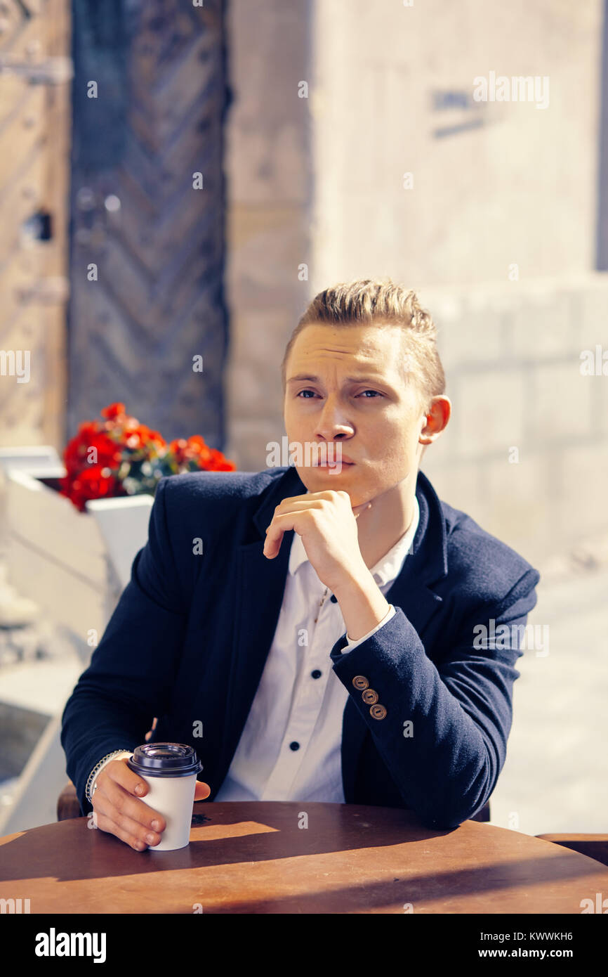 Uomo di bere una tazza di caffè Foto Stock