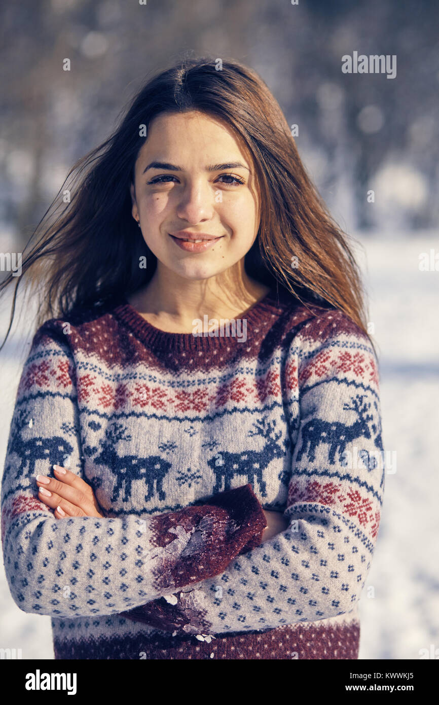 Bella giovane donna in inverno Foto Stock