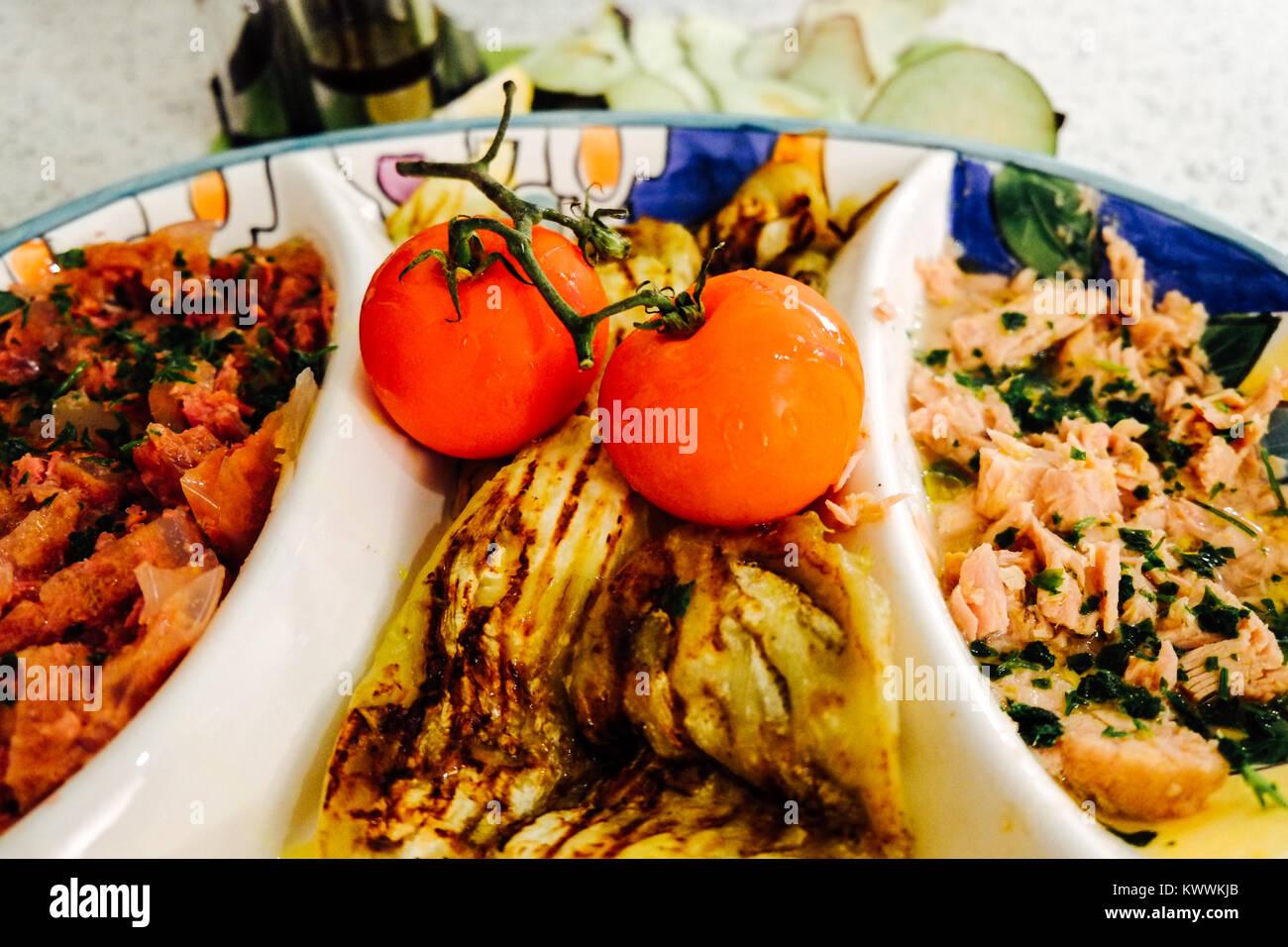 Una sana tipiche italiane di pomodoro e il tonno fresco con melanzana piatto pronto da mangiare sulla piastra. Firenze Italia Foto Stock