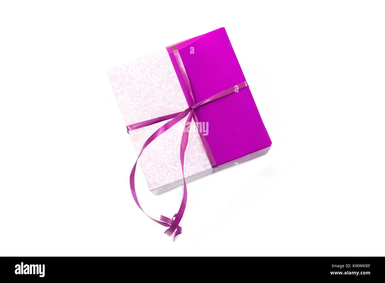 Confezione regalo, pacchi in carta da imballo legato con viola ribbon colore, imballaggio mock up su bianco Foto Stock