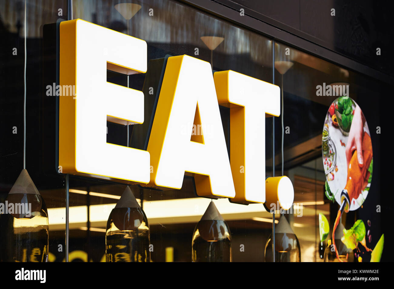 Ristorante per mangiare la segnaletica, Ealing Broadway shopping Centre di Londra, Inghilterra, Regno Unito Foto Stock