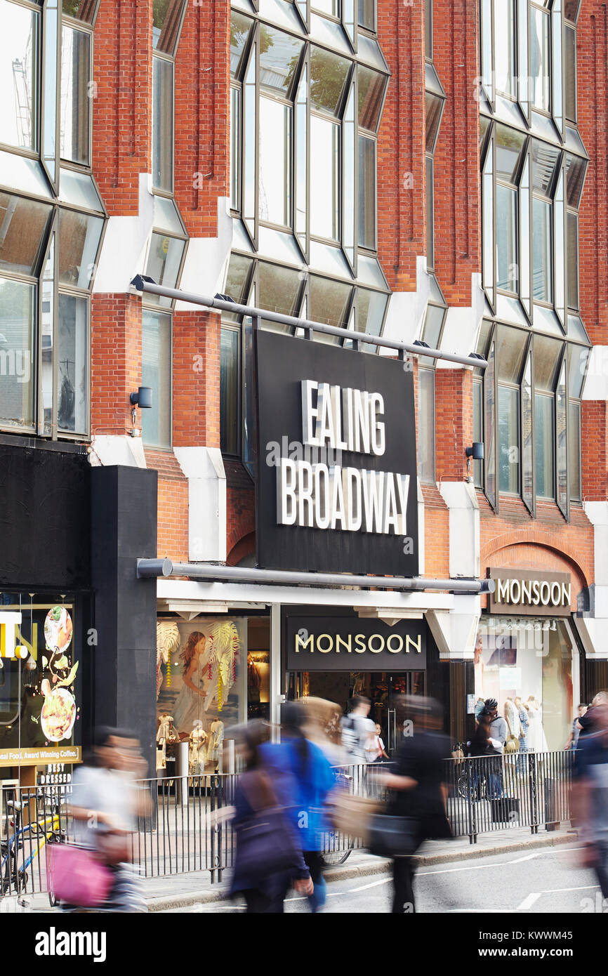 La stazione di Ealing Broadway shopping Centre di Londra, Inghilterra, Regno Unito Foto Stock