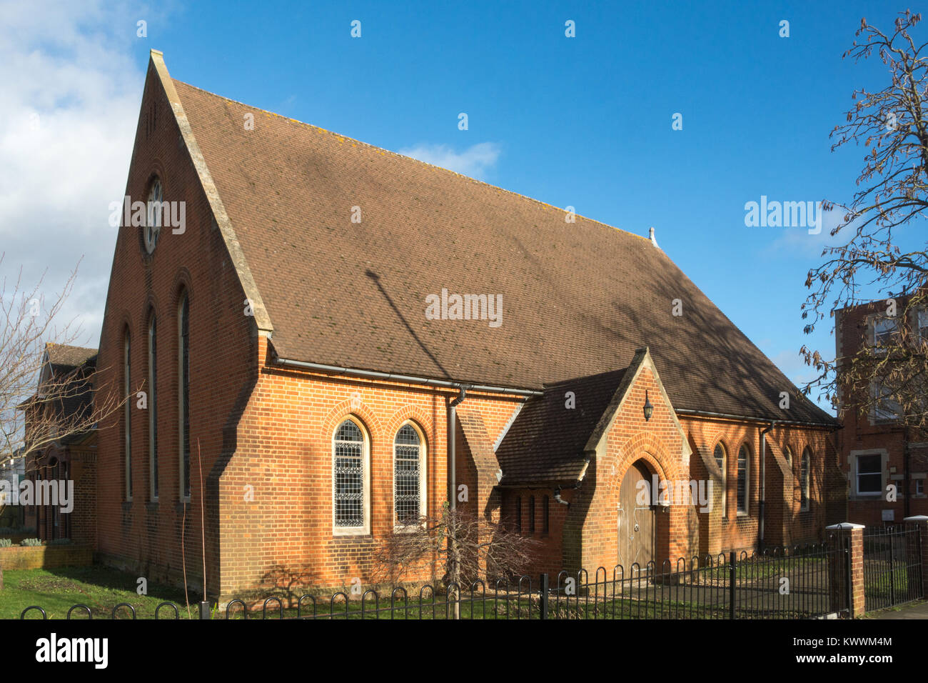 Nord Camp Chiesa Metodista di Farnborough, Hampshire, Regno Unito, su di una giornata invernale con cielo blu Foto Stock