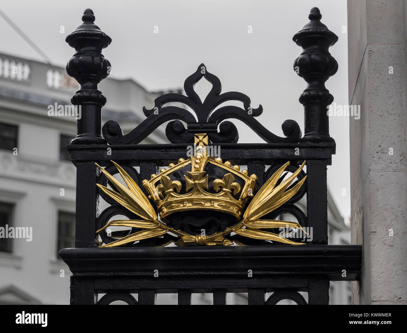LONDRA, Regno Unito - 01 NOVEMBRE 2017: Dettagli ornamentali dipinti in oro sui cancelli di Buckingham Palace Foto Stock