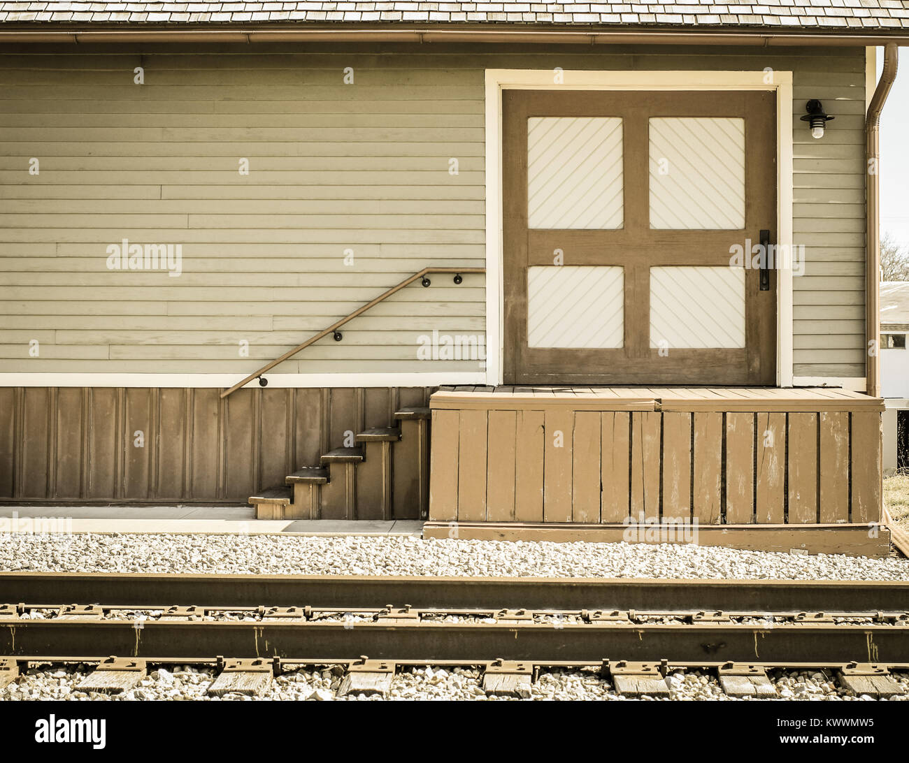 Storica Stazione ferroviaria piattaforma. Storica stazione ferroviaria piattaforma nel Midwest americano. Foto Stock