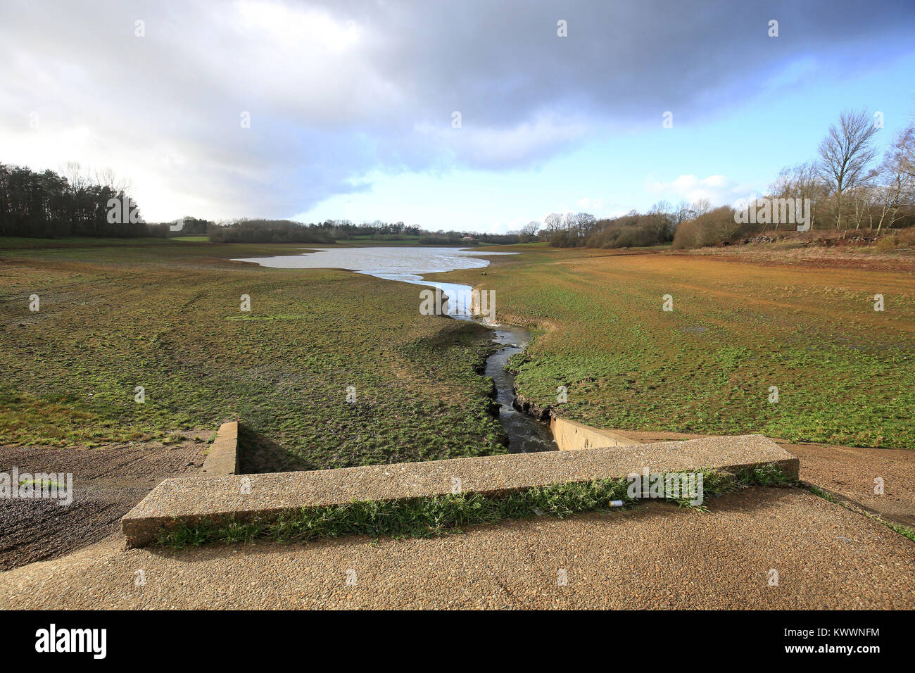 Una vista generale di Bewl serbatoio acqua vicino a Lamberhurst nel Kent, come acqua meridionale applicati per un permesso di siccità in mezzo alle inondazioni e avvisi seguenti giorni di pioggia. Foto Stock