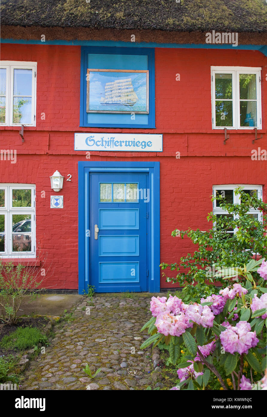 Sportello anteriore della guest house "chifferwiege', con tetto di paglia casa di Wustrow, Fishland, Meclemburgo-Pomerania, Mar Baltico, Germania, Europa Foto Stock