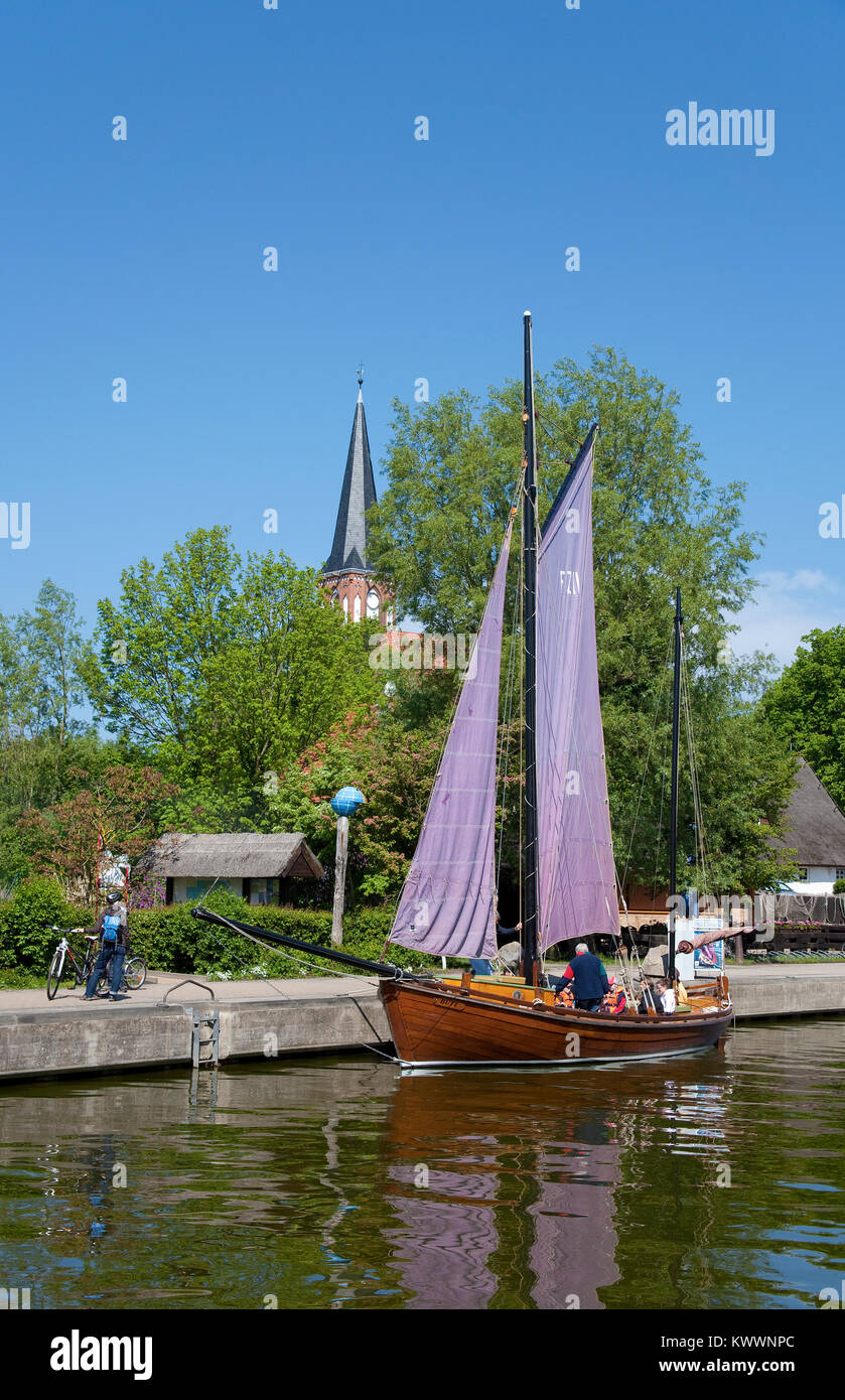 Zeesenboot, un tradizionale in legno barca a vela presso il porto di Wustrow, Fischland, Meclemburgo-Pomerania, Mar Baltico, Germania, Europa Foto Stock