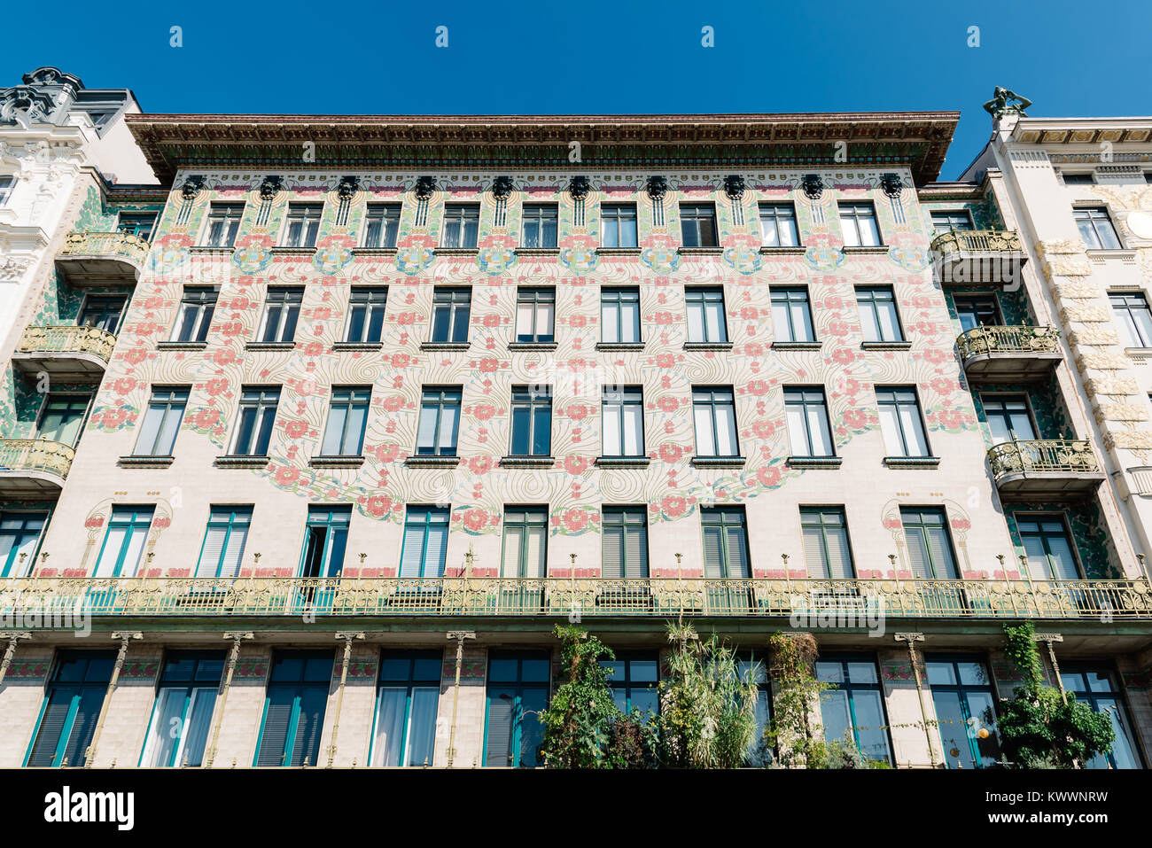 Vienna, Austria - Agosto 17, 2017: Majolikahaus, Maioliche House Apartment House progettata dall architetto Otto Wagner in stile secessione. Foto Stock