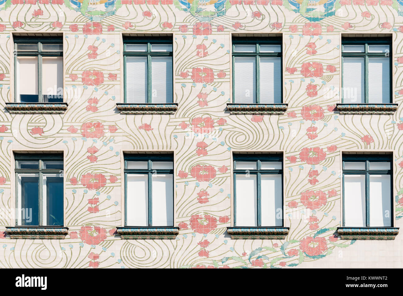 Vienna, Austria - Agosto 17, 2017: particolare della Majolikahaus, Maioliche House Apartment House progettata dall architetto Otto Wagner in stile secessione. Foto Stock