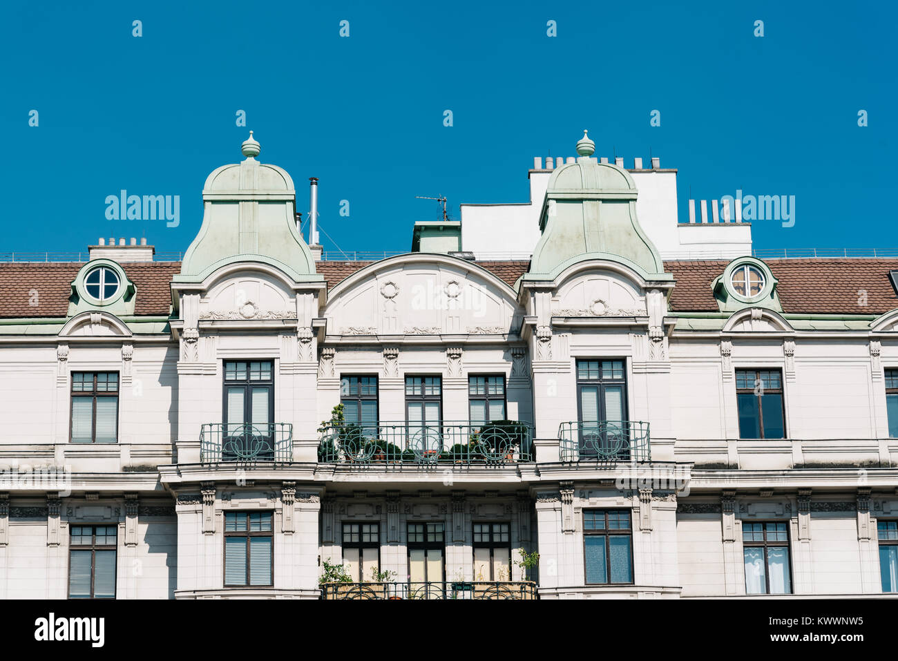 Vienna, Austria - 17 agosto 2017: il vecchio edificio residenziale in Linke Wienzeile street a Vienna Foto Stock