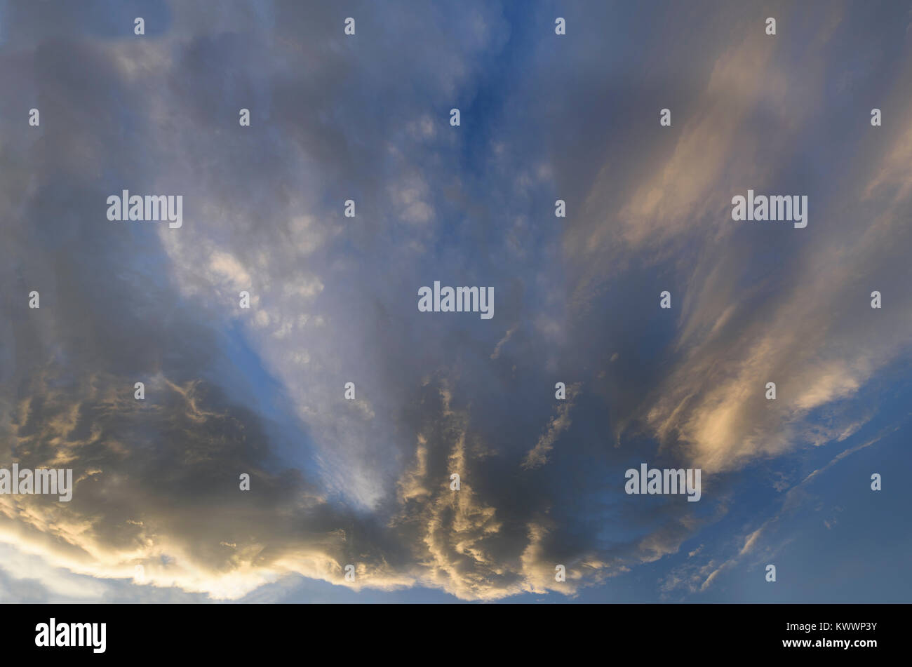 Cielo drammatico con nuvole soleggiato Foto Stock
