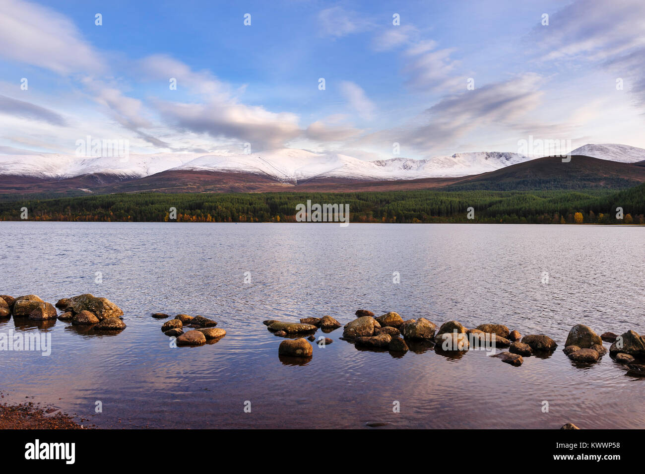 Vista panoramica di Loch Morlich e Cairngorms. Questo lago d'acqua dolce è in Badenoch e Strathspey area di Highland, Scozia vicino a Aviemore Foto Stock