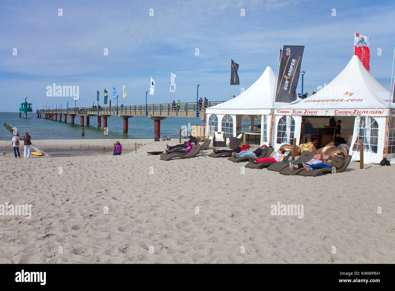 Persone relaxiing presso la spiaggia, pier di Zingst, Fishland, Meclemburgo-Pomerania, Mar Baltico, Germania, Europa Foto Stock