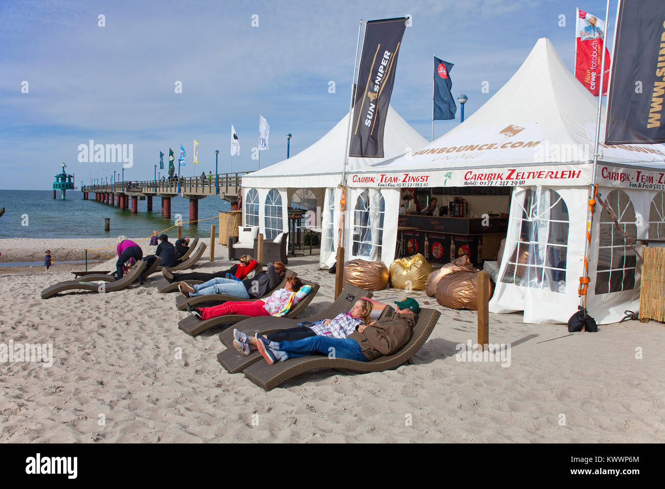 Persone relaxiing presso la spiaggia, pier di Zingst, Fishland, Meclemburgo-Pomerania, Mar Baltico, Germania, Europa Foto Stock