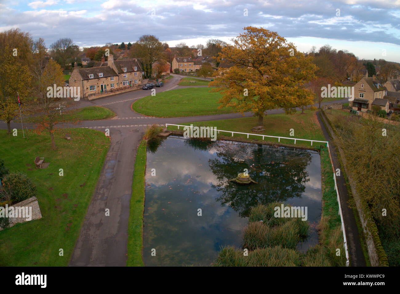 Drone vista Barrowden villaggio verde e uno stagno, Rutland County, England, Regno Unito Foto Stock