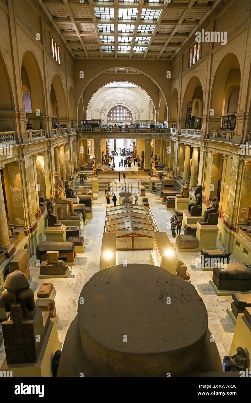 Persone che guardano gli artefatti sul display all'interno della sala centrale del Museo Egiziano di antichità, il Cairo, Egitto Foto Stock