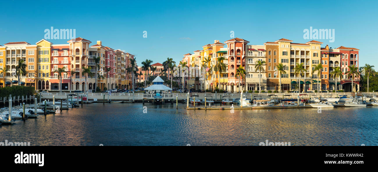 Bayfront di Napoli - negozi e condomini sul lungomare, Naples, Florida, Stati Uniti d'America Foto Stock