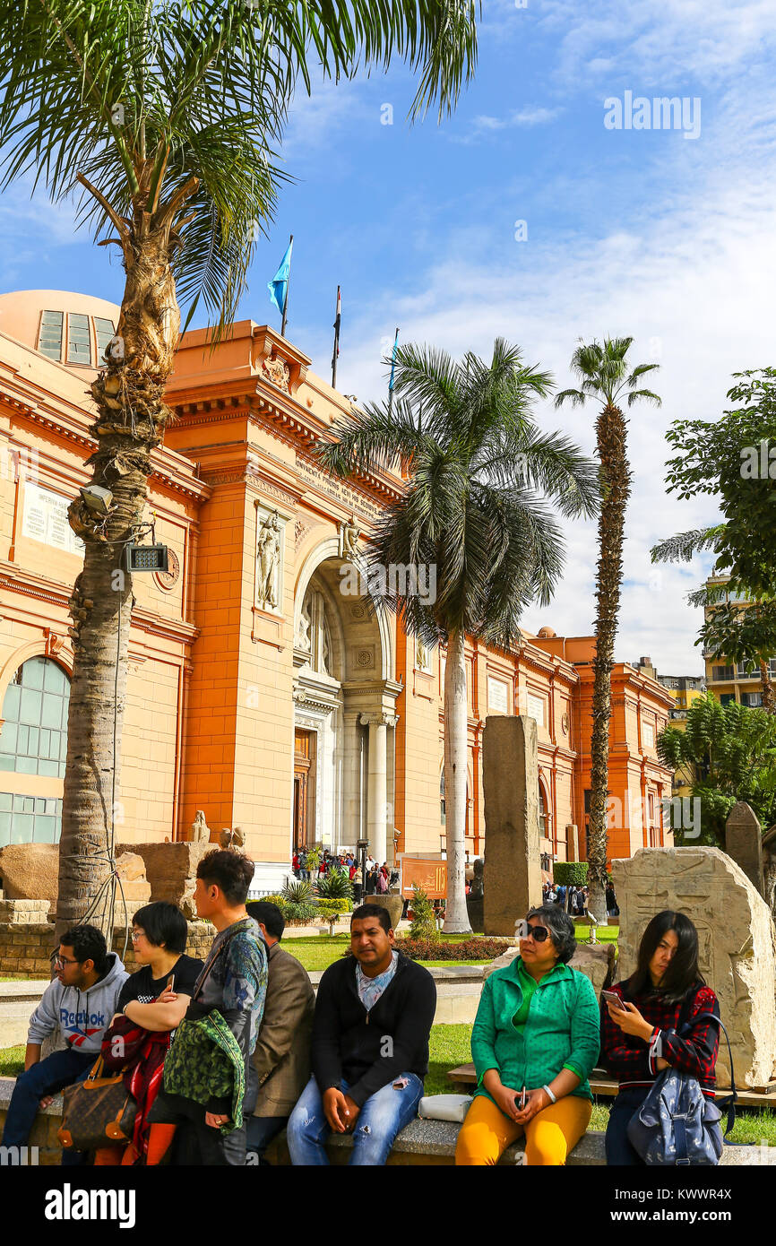 La facciata anteriore o al di fuori del Museo Egiziano di antichità, il Cairo Foto Stock