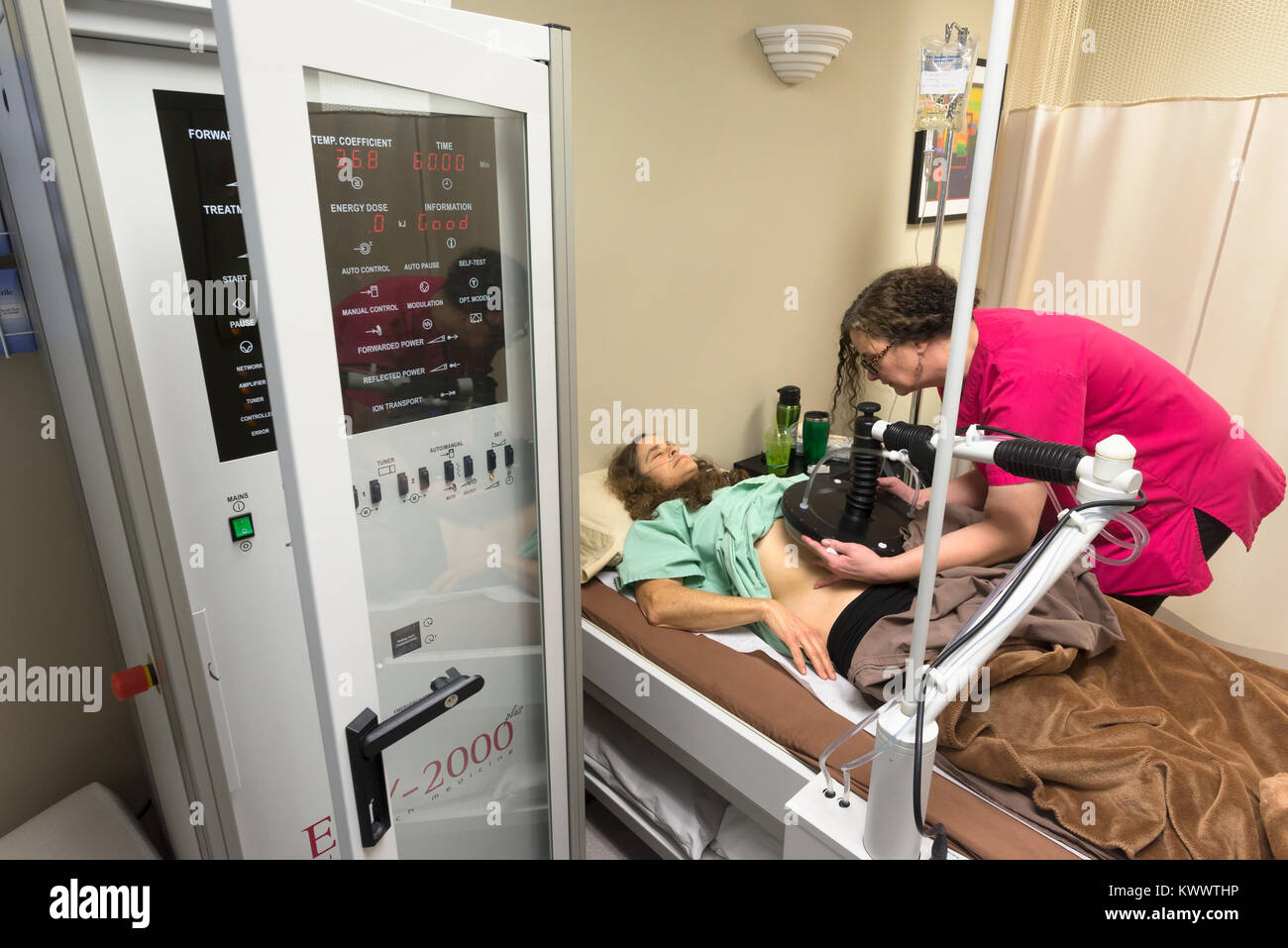 L'infermiera impostazione Loco-Regional ipertermia per il trattamento di un paziente con il cancro di Integrated Health Clinic in Fort Langley, British Columbia, Canada. Foto Stock