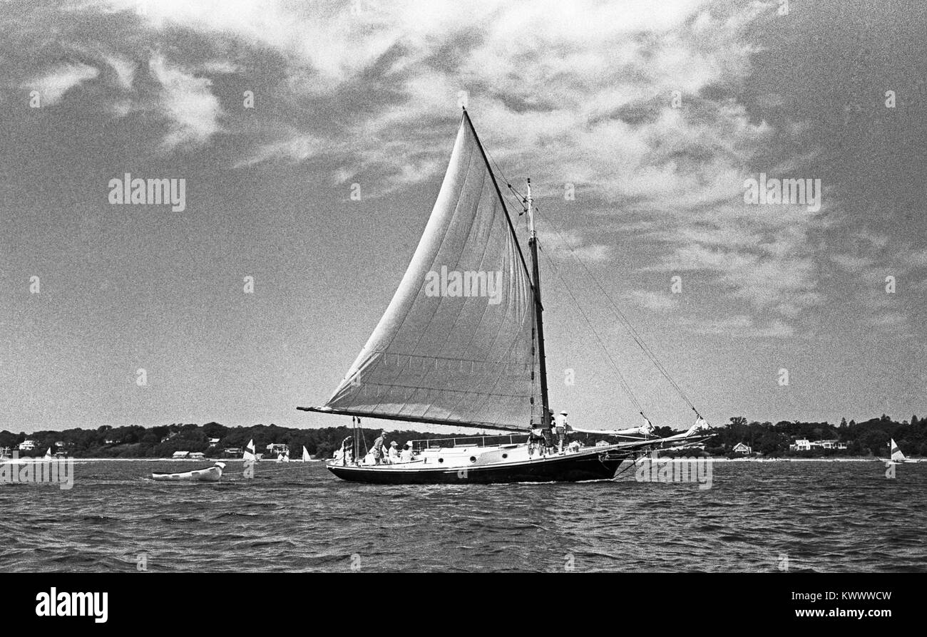 Una gaff rigged sloop vela off shore di Nantucket Island, Massachusetts, trasporta un squallido dietro, in un giorno di estate. Foto Stock