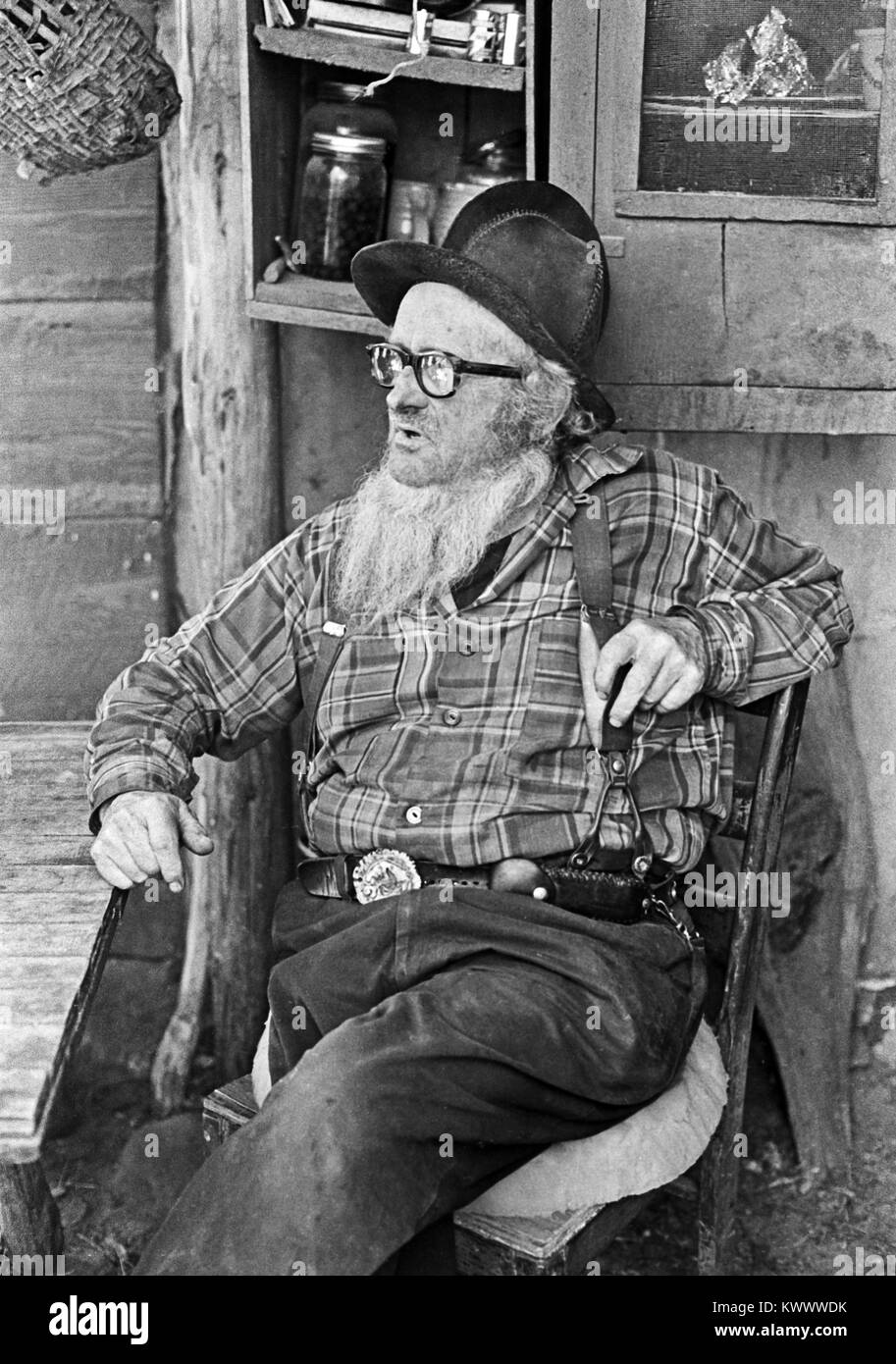 Un ritratto di Sylvan Hart, meglio noto come Bill daino, a sua cabina isolata lungo il fiume di salmoni in Idaho. Foto Stock