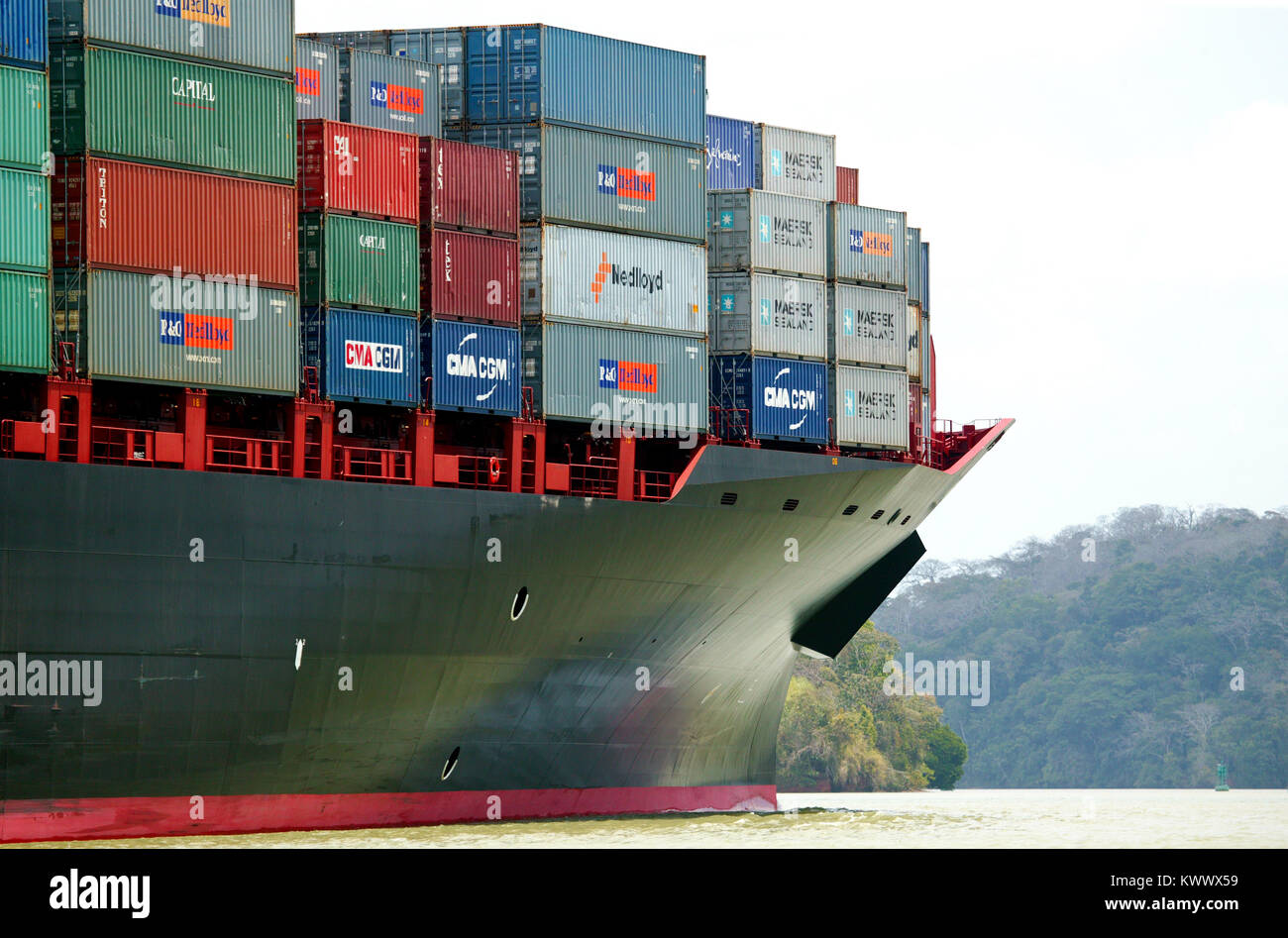 Contenitore nave passando attraverso il canale di Panama, Lago di Gatun, Repubblica di Panama. Foto Stock