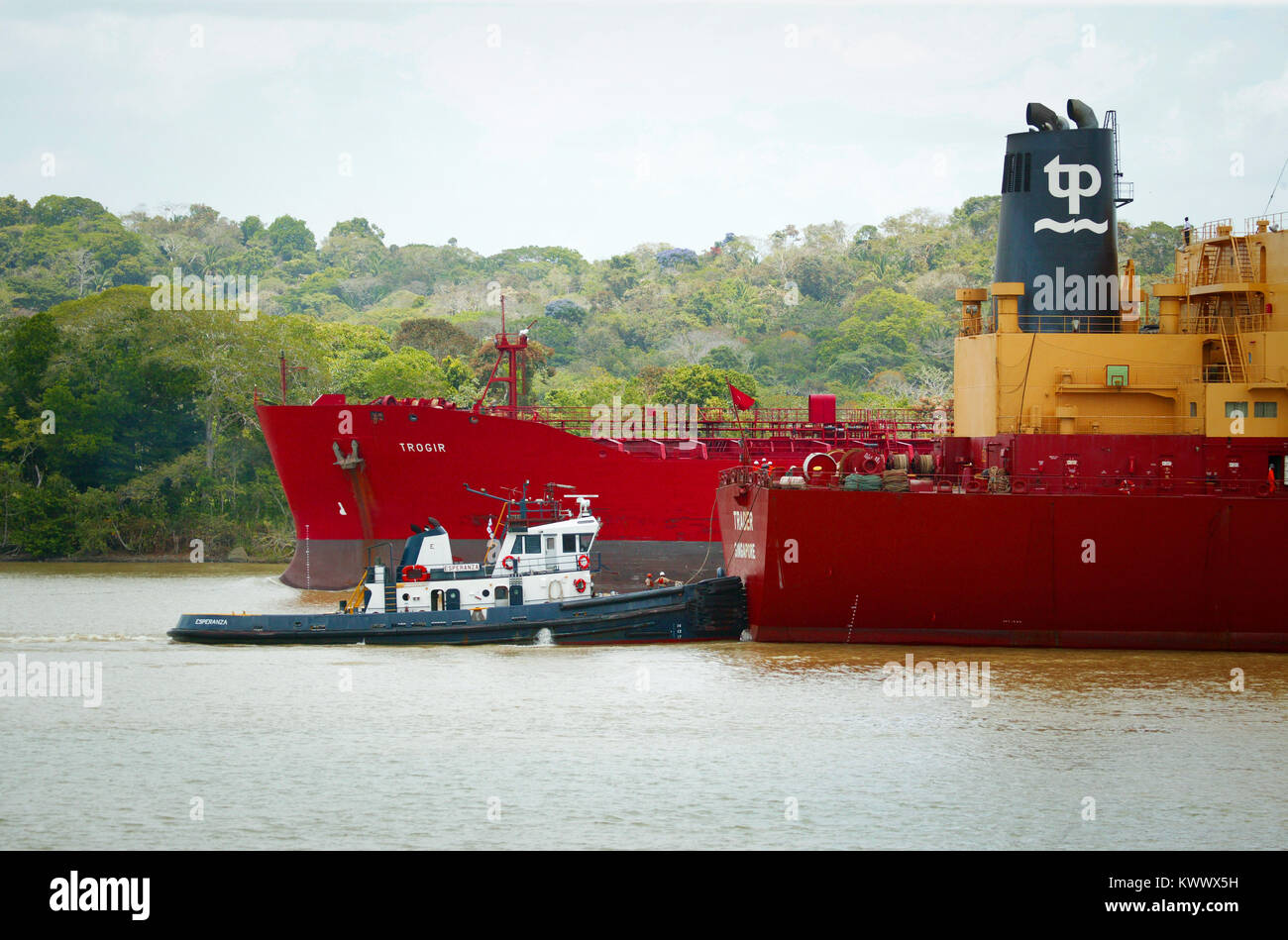 Nave passando attraverso il canale di Panama con l aiuto di un rimorchiatore a traino, Lago di Gatun, Repubblica di Panama. Foto Stock