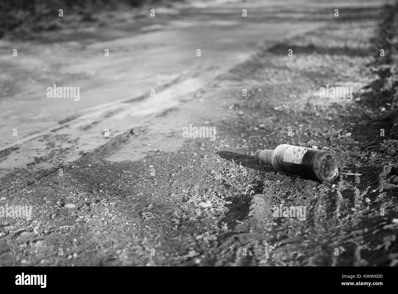 Bottiglia vuota abbandonata Foto Stock