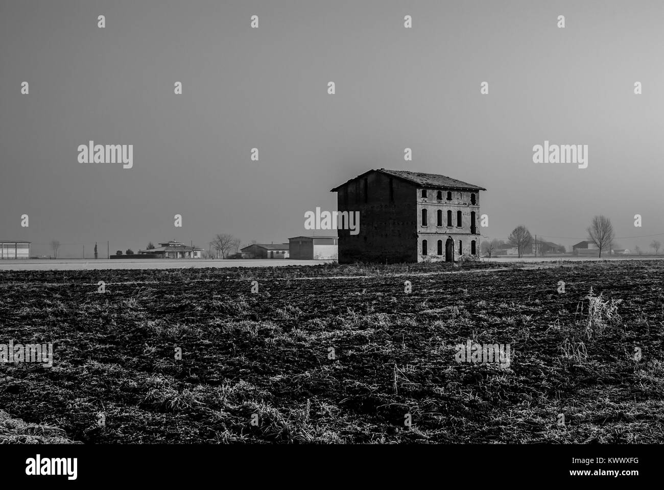 Vecchia casa nei campi Foto Stock