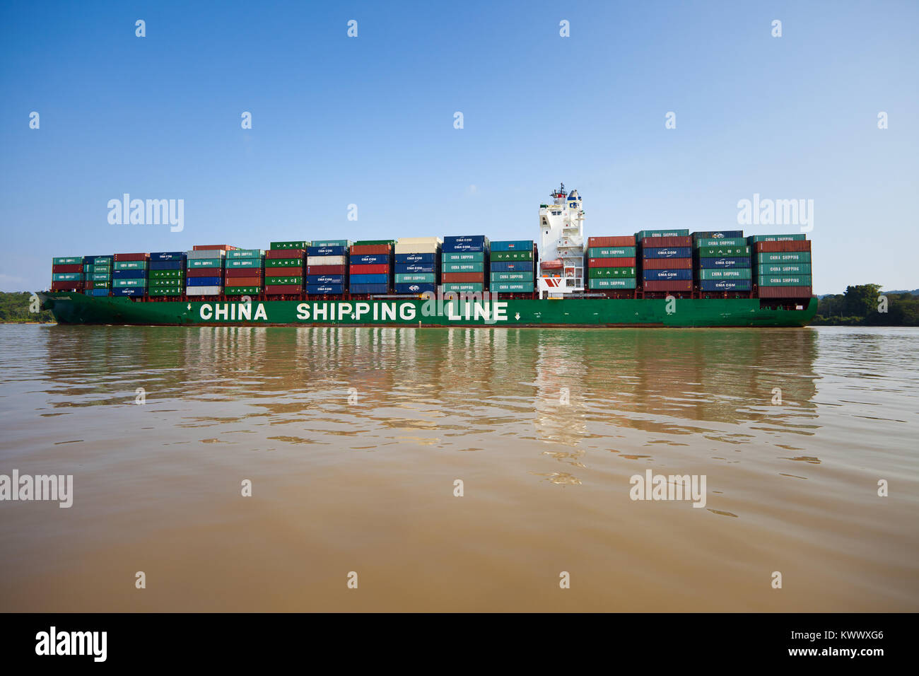 Nave dalla Cina compagnie marittime di linea che passa attraverso il canale di Panama, Lago di Gatun, Repubblica di Panama. Foto Stock