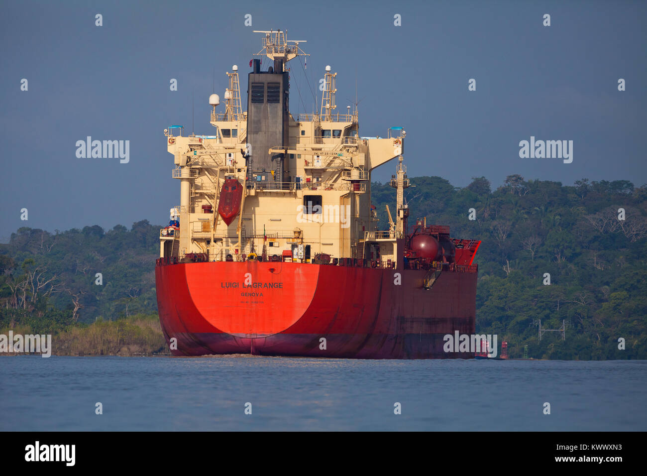 Nave passando attraverso il canale di Panama, Lago di Gatun, Repubblica di Panama. Foto Stock