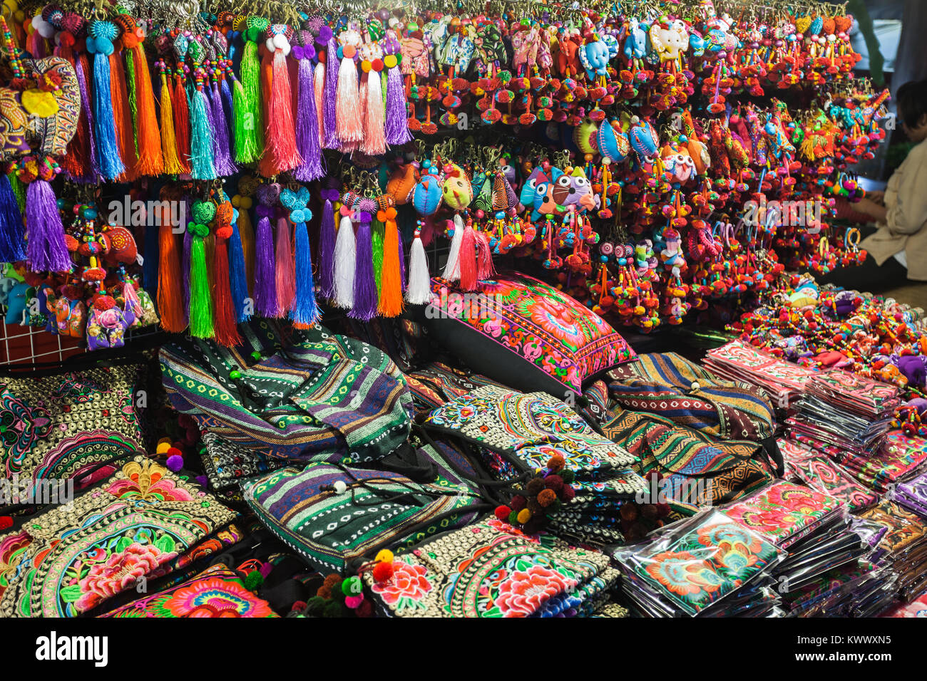 Colorate in stile tailandese nel tessuto del mercato, Thailandia Foto Stock