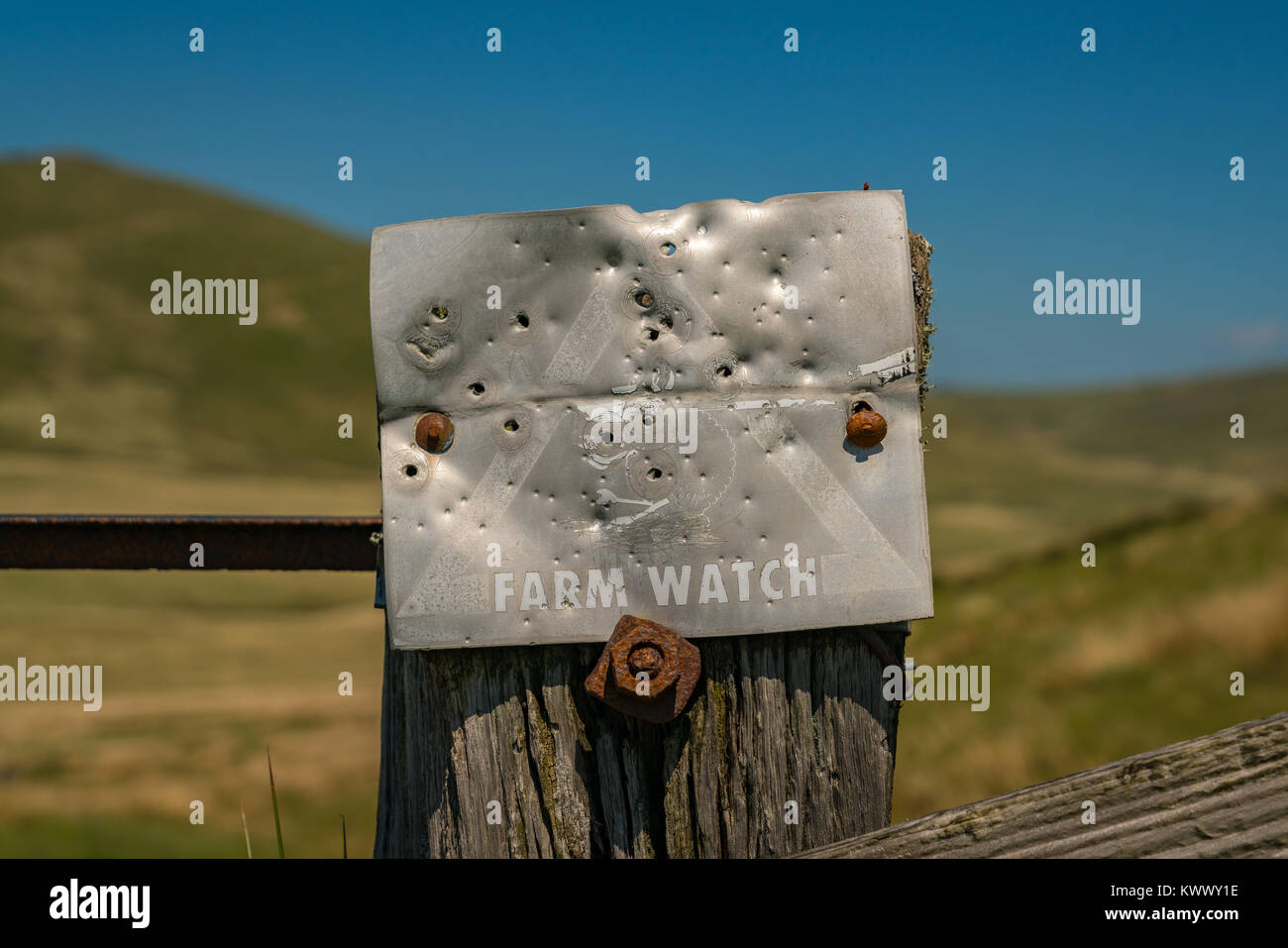Segno: Farm guarda con alcuni fori di proiettile, visto vicino Nant-y-Moch serbatoio, Ceredigion, Dyfed, Wales, Regno Unito Foto Stock