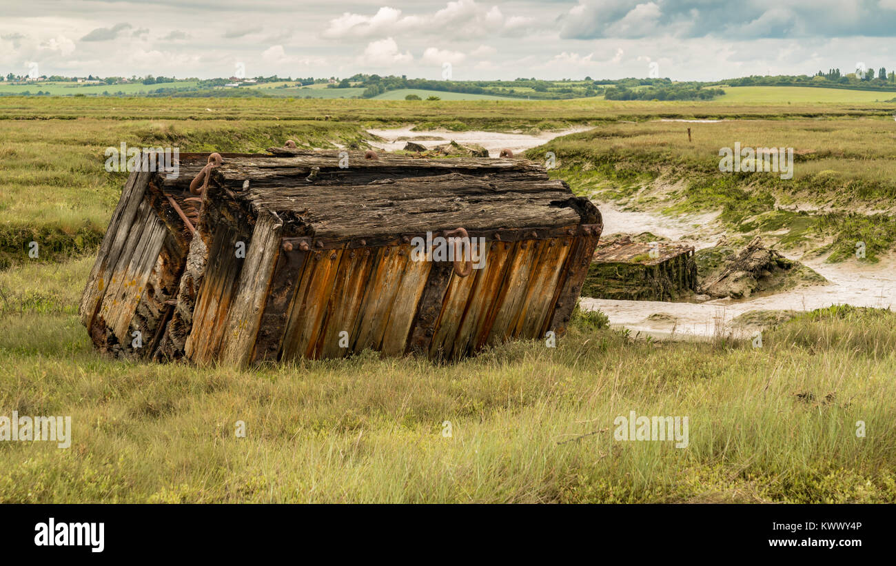 Vecchio galleggianti nel terreno paludoso vicino al fiume Crouch Wallasea Island, Essex, Inghilterra, Regno Unito Foto Stock