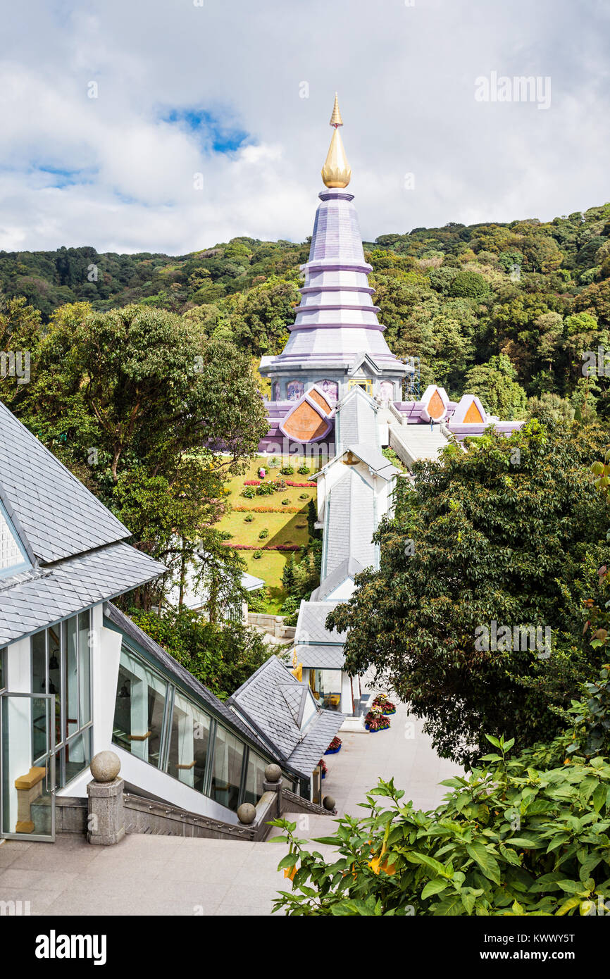 Royal Chedi vicino a Doi Inthanon - la montagna più alta in Thailandia Foto Stock